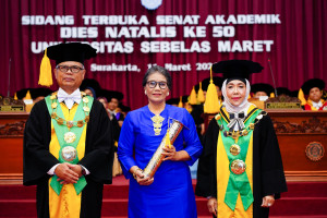 UNS Berikan Penghargaan Tertinggi Dies Natalis ke-50 kepada Prof. Emil Salim